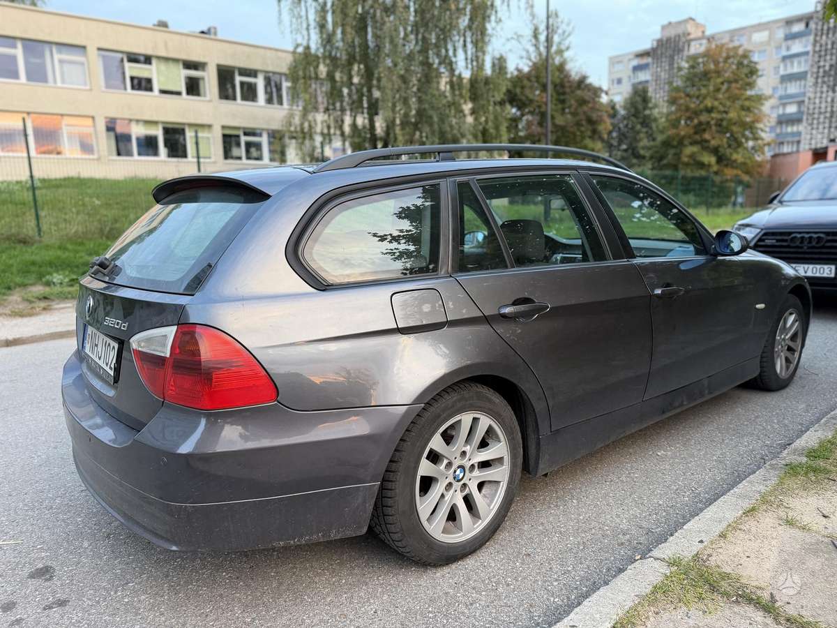 BMW 320 2008 — interior