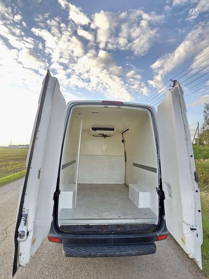 Mercedes-Benz Sprinter 2011 — rear view