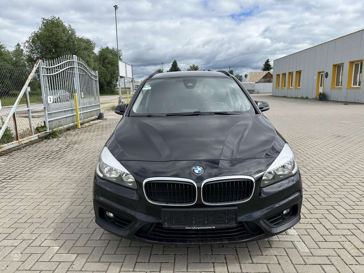 BMW 218 2015 — вигляд ззаду