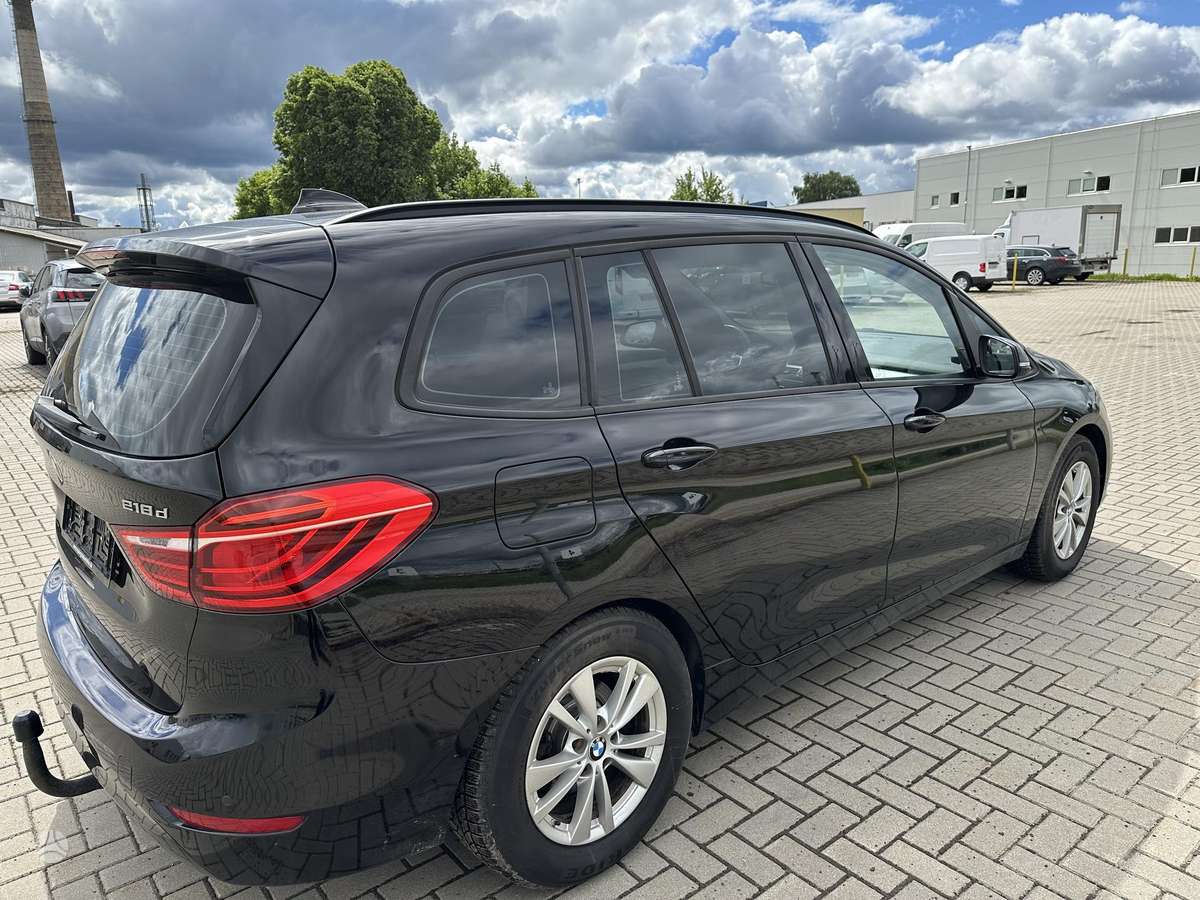 BMW 218 2015 — салон