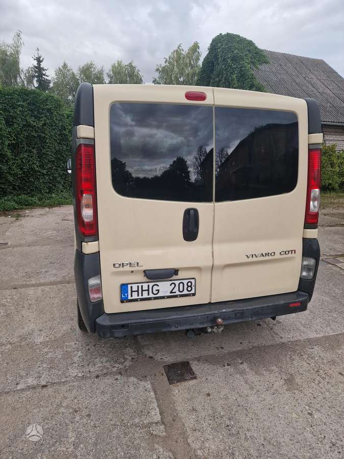 Opel Vivaro 2008 — вигляд ззаду