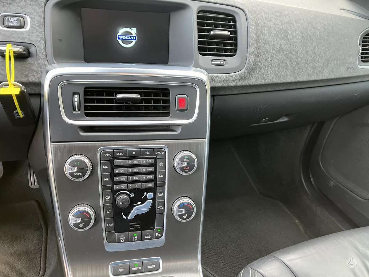 Volvo V60 2015 — photo 11