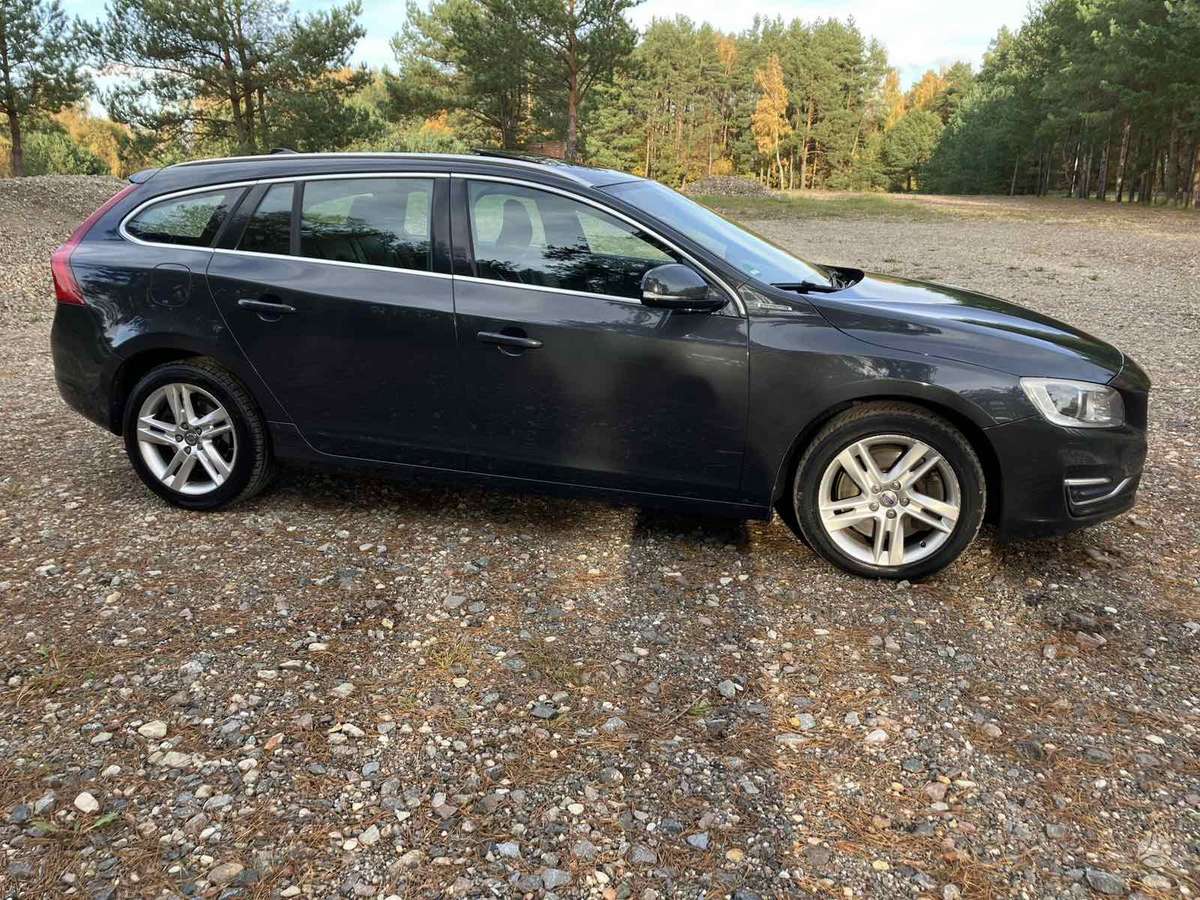 Volvo V60 2015 — engine 2400 cm³, 280 HP (206kW)