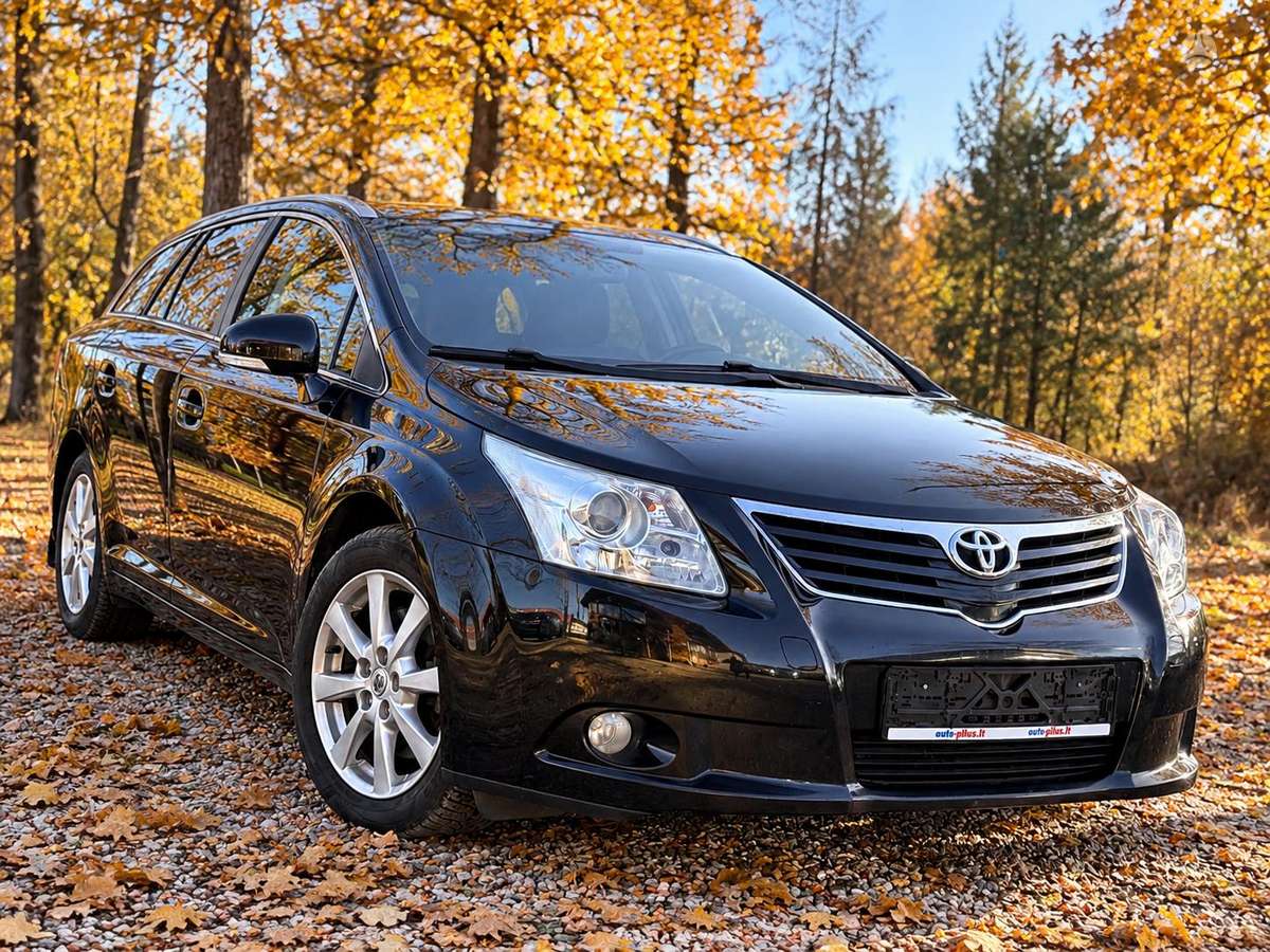 Toyota Avensis 2009 — вигляд ззаду