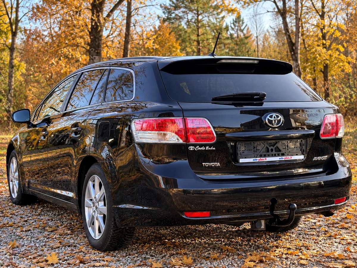 Toyota Avensis 2009 — салон