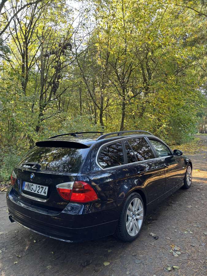 BMW 330 2006 — rear view