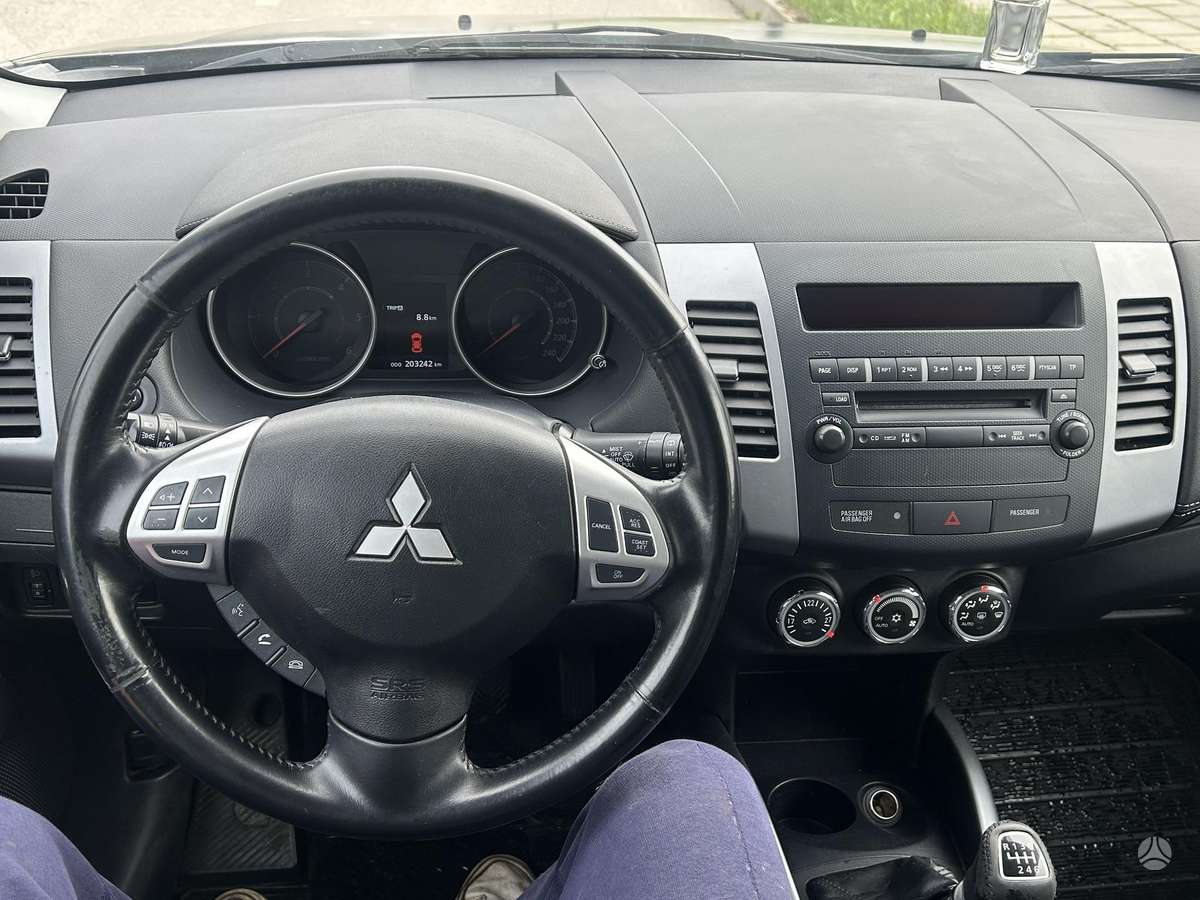 Mitsubishi Outlander 2011 — photo 11