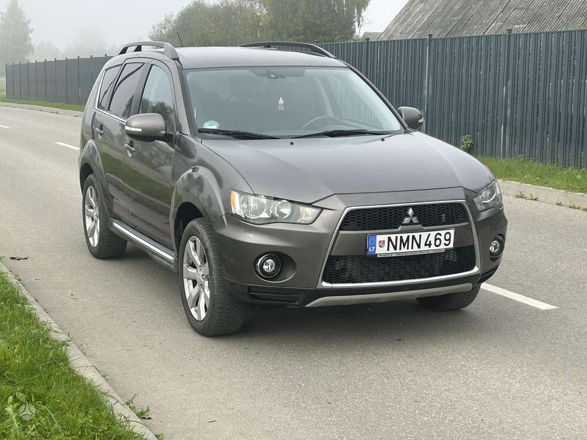 Mitsubishi Outlander 2011 — rear view