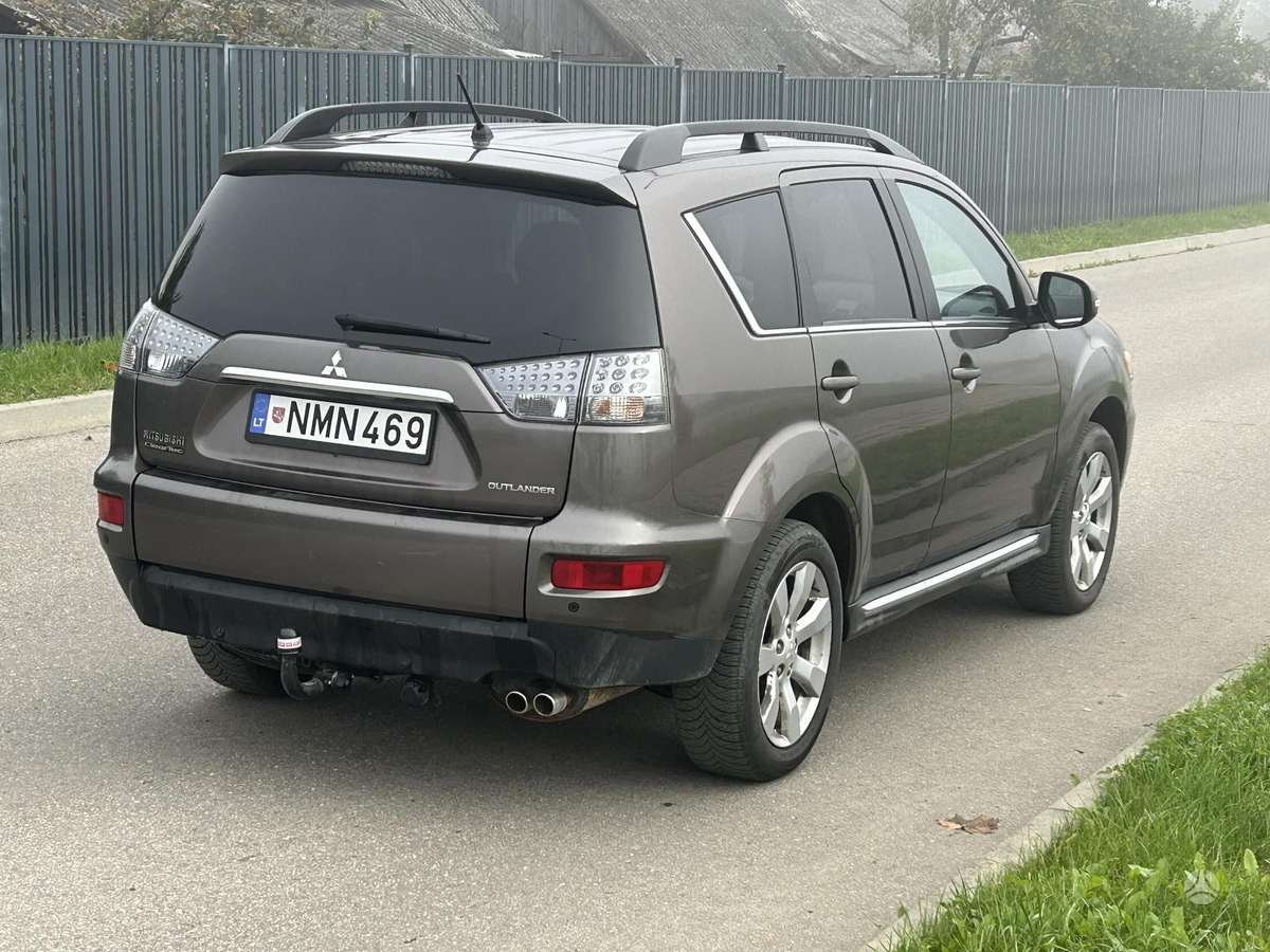 Mitsubishi Outlander 2011 — interior