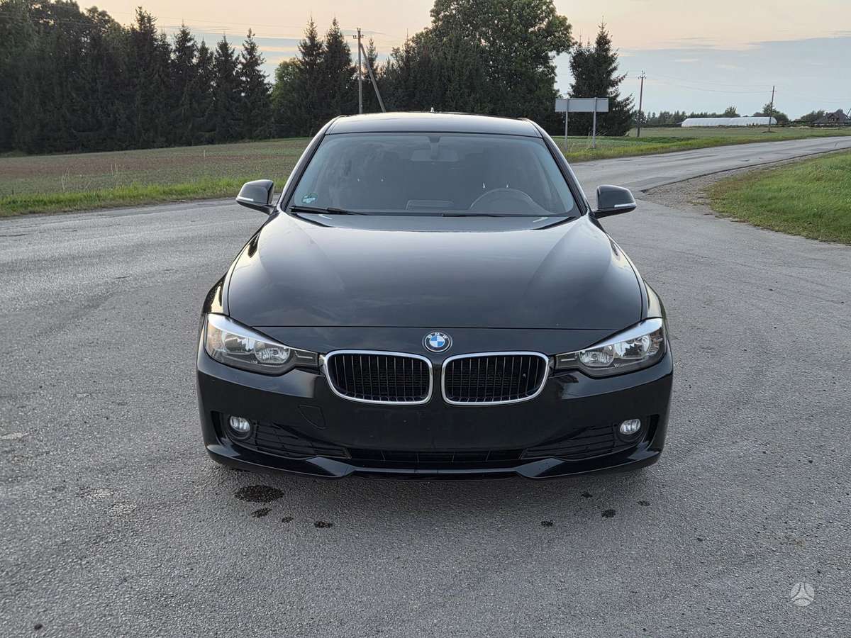 BMW 320 2013 — вигляд ззаду