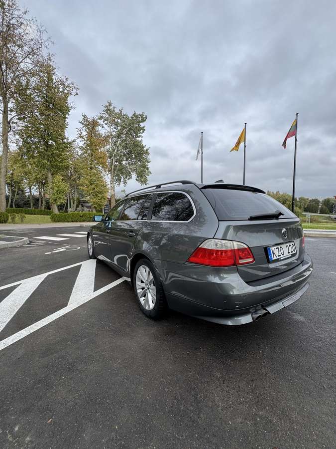 BMW 525 2004 — rear view