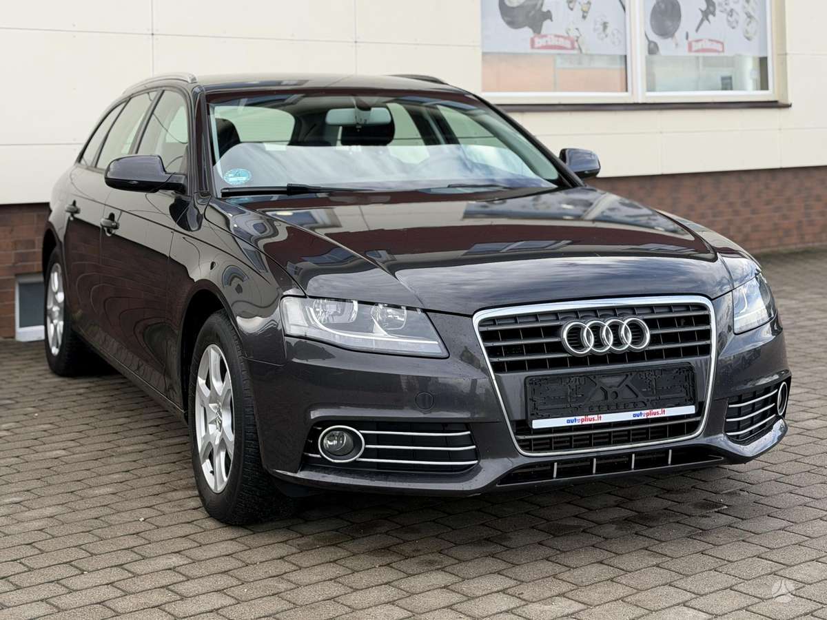 Audi A4 2010 — салон