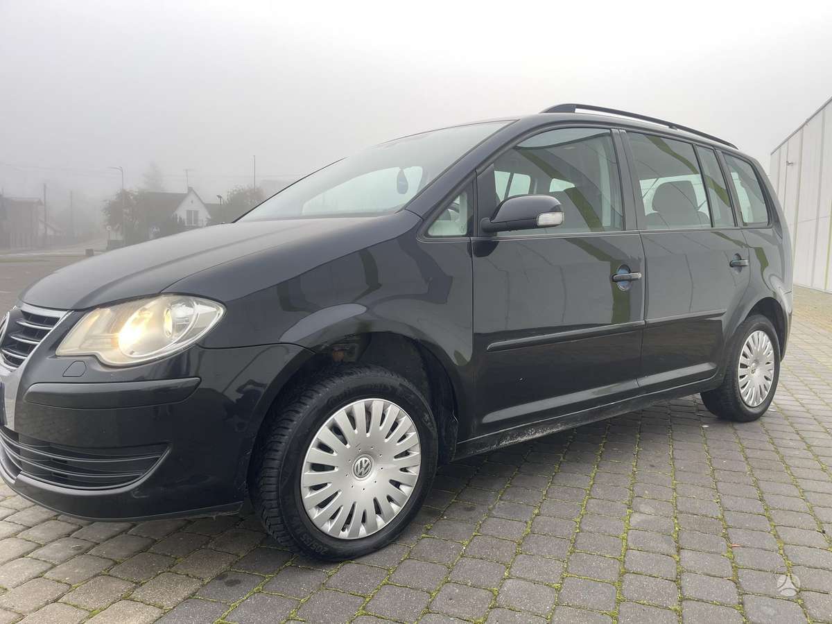 Volkswagen Touran 2009 — вигляд ззаду