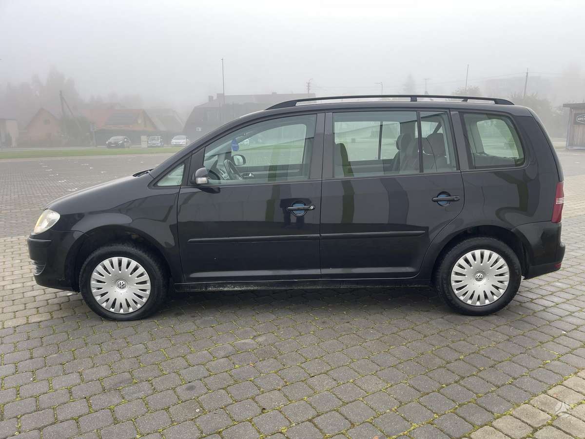 Volkswagen Touran 2009 — салон