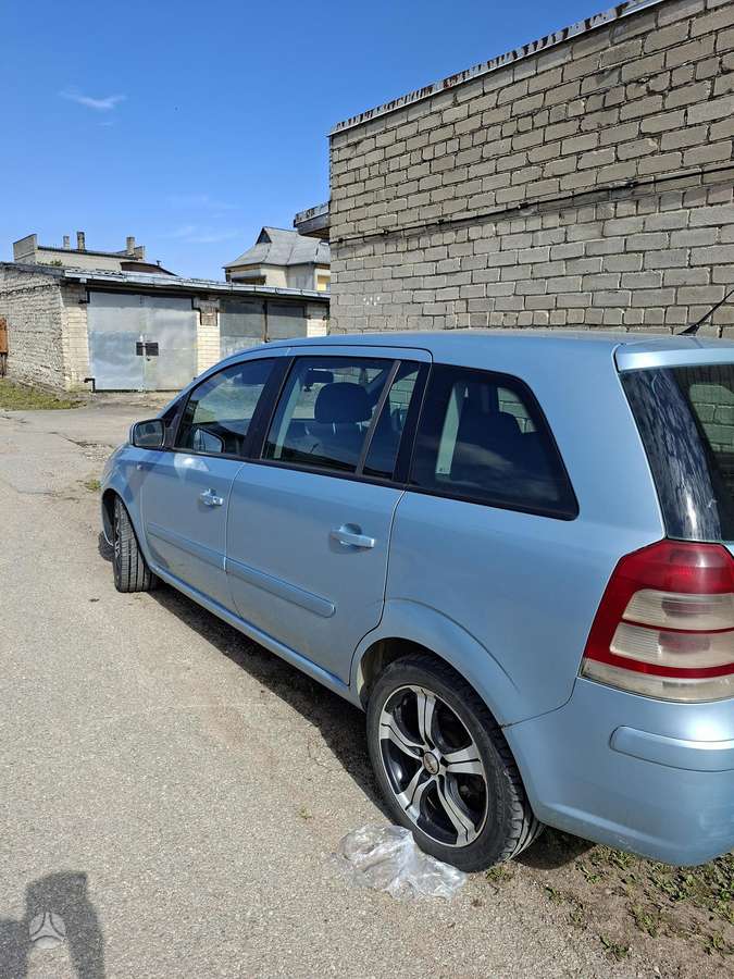 Opel Zafira 2009 — rear view
