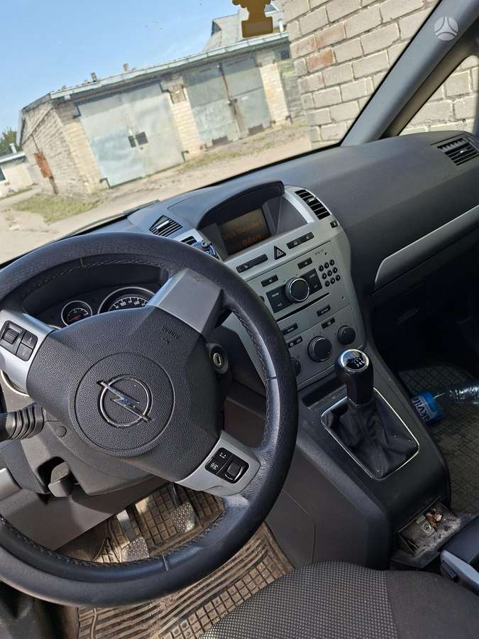 Opel Zafira 2009 — interior