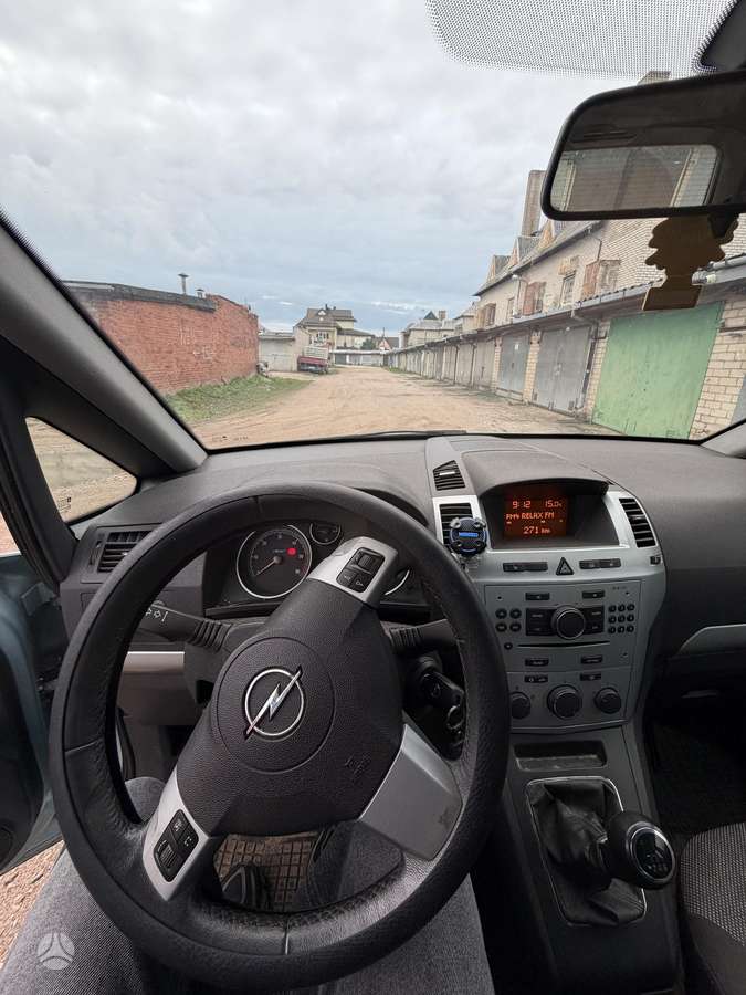 Opel Zafira 2009 — interior
