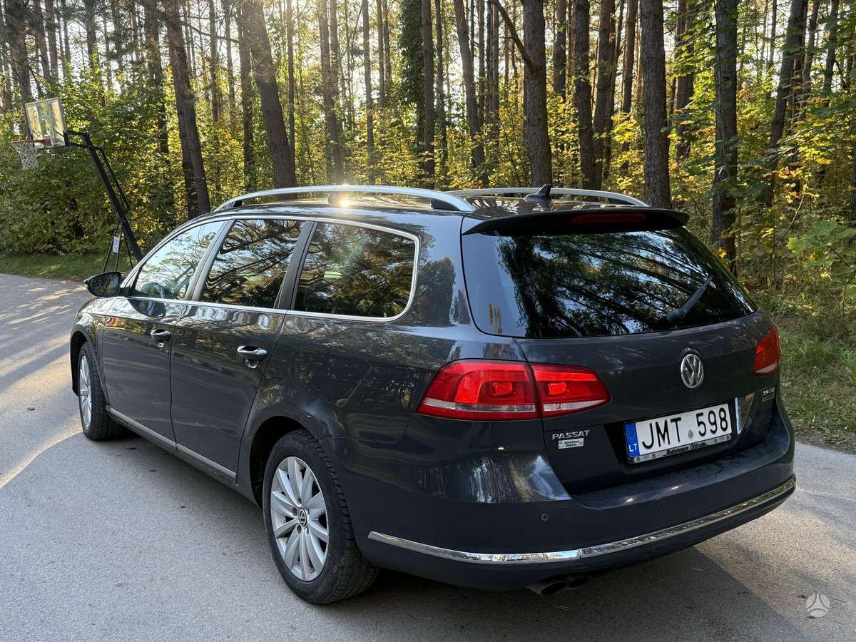 Volkswagen Passat 2013 — rear view