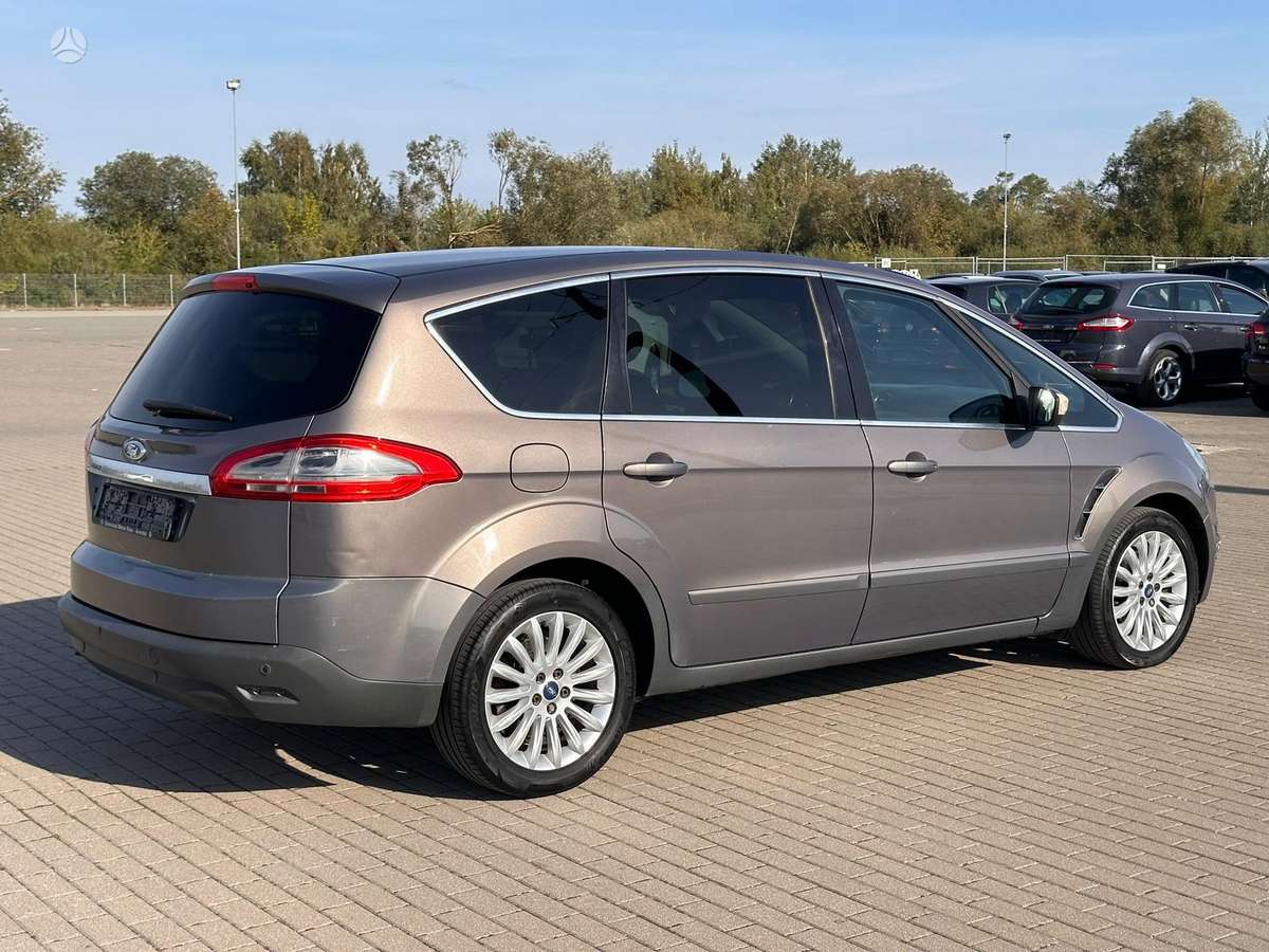 Ford S-MAX 2011 — вигляд ззаду