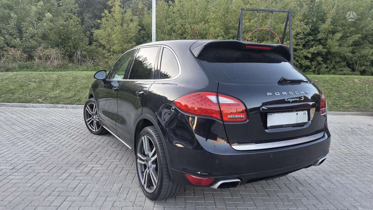Porsche Cayenne 2011 — вигляд ззаду