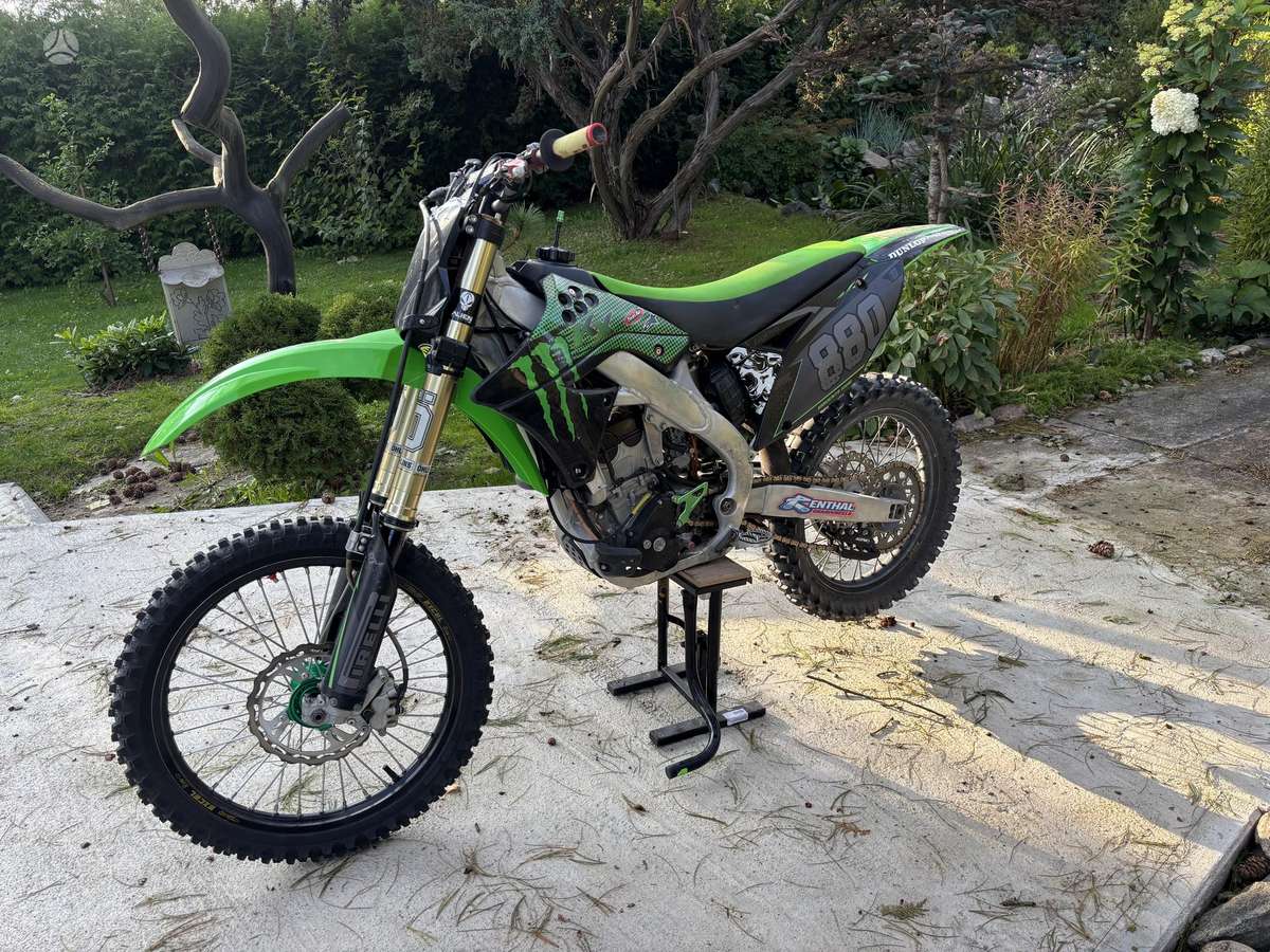 Kawasaki KXF 2010 — rear view