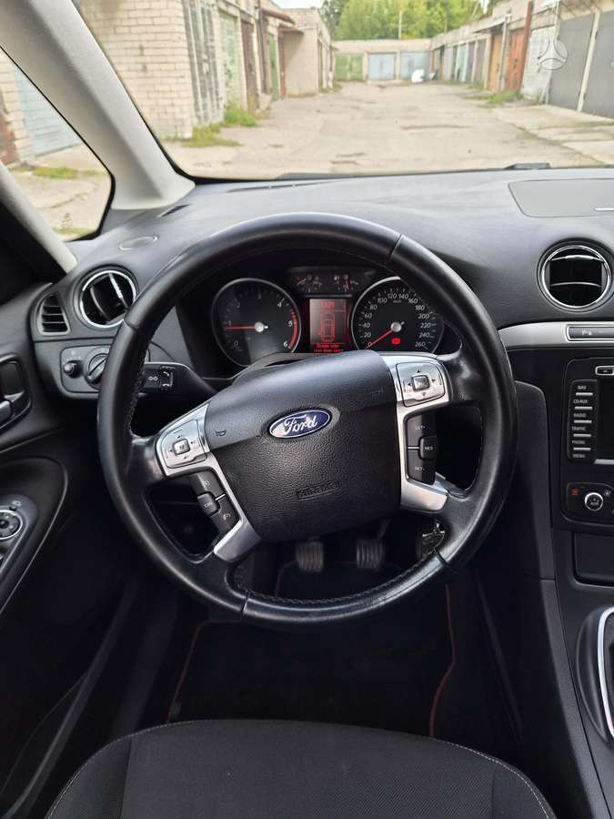 Ford Galaxy 2014 — photo 16