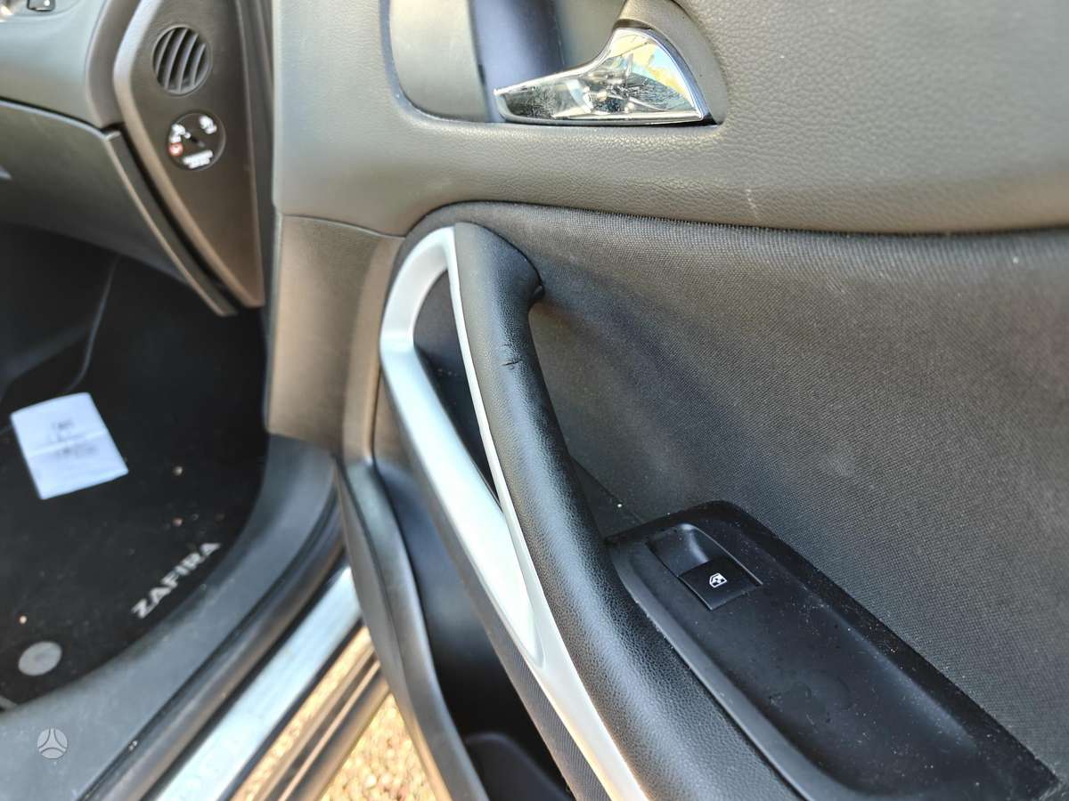 Opel Zafira 2012 — photo 10