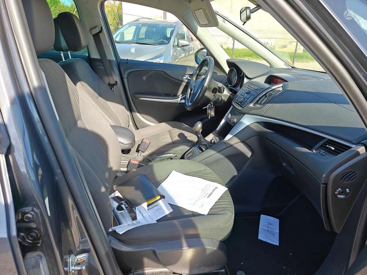 Opel Zafira 2012 — photo 11