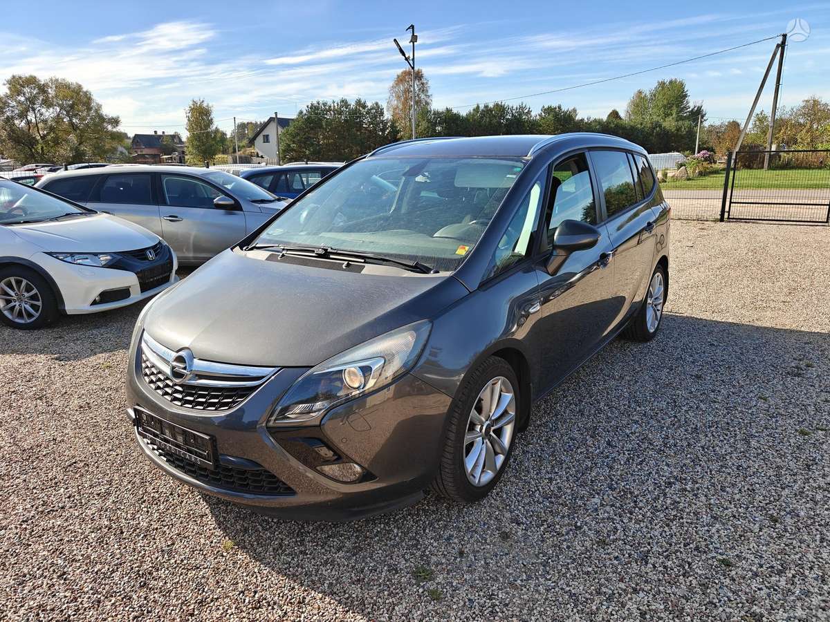 Opel Zafira 2012 — rear view