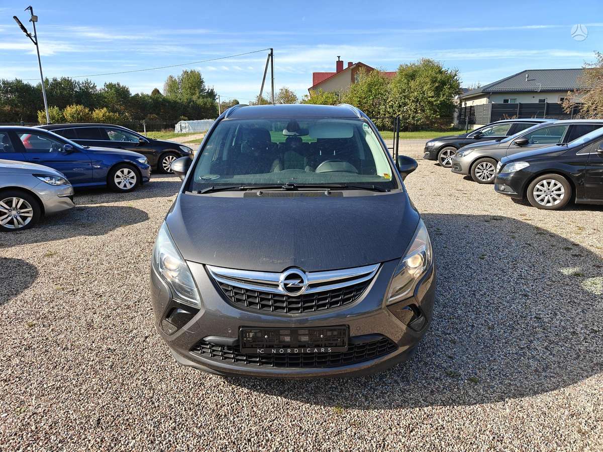 Opel Zafira 2012 — interior
