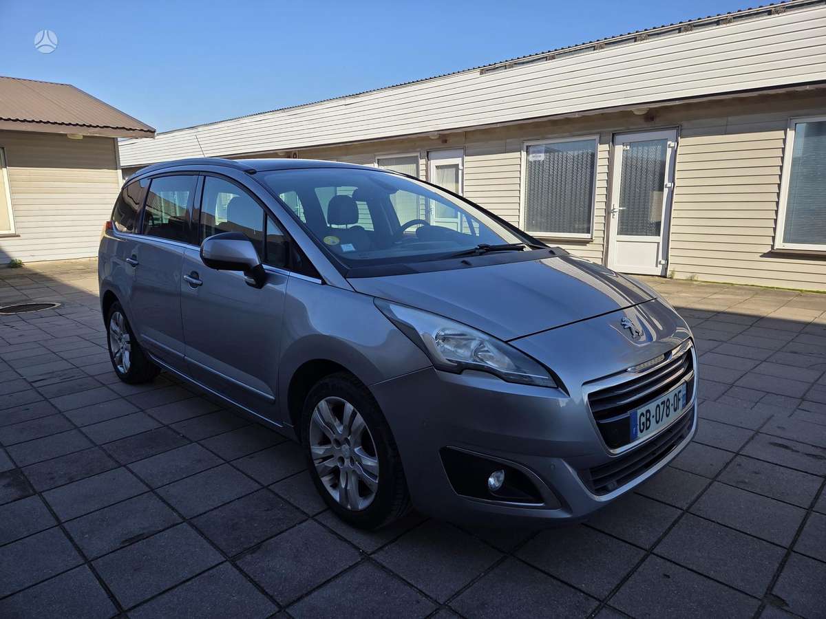 Peugeot 5008 2015 — interior