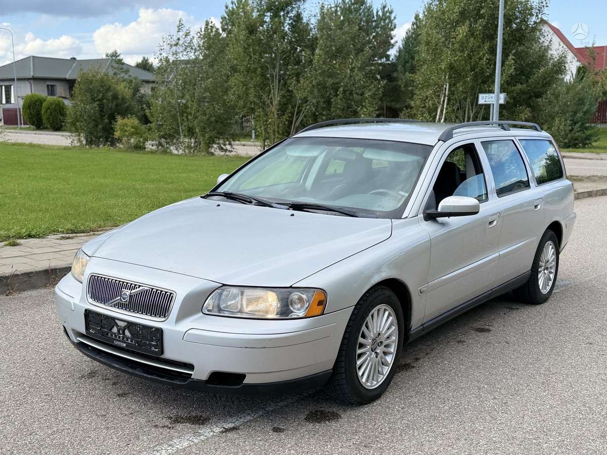 Volvo V70 2006 — rear view