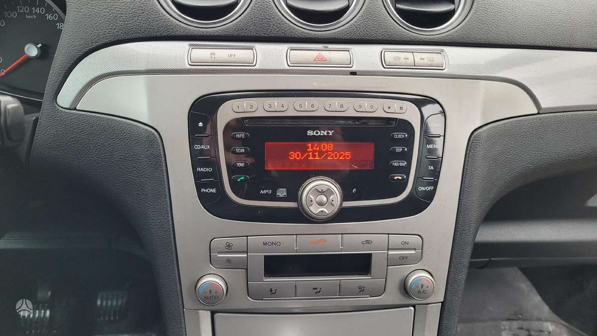 Ford Galaxy 2009 — photo 17