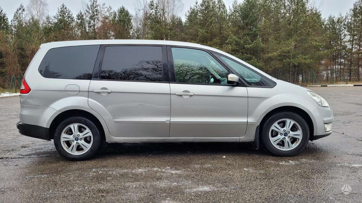 Ford Galaxy 2009 — rear view