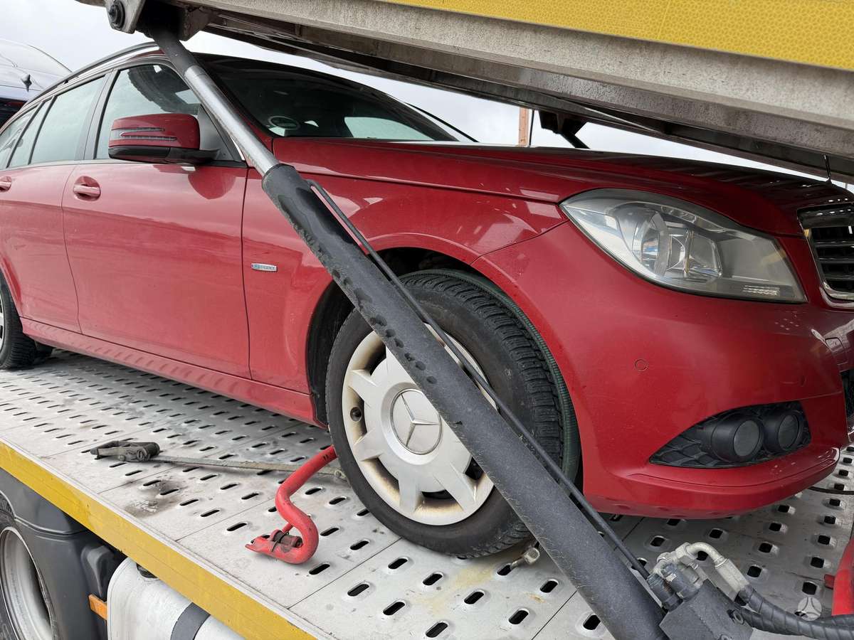 Mercedes-Benz C200 2011 — вигляд ззаду