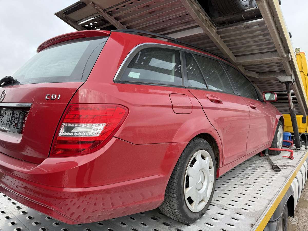 Mercedes-Benz C200 2011 — салон