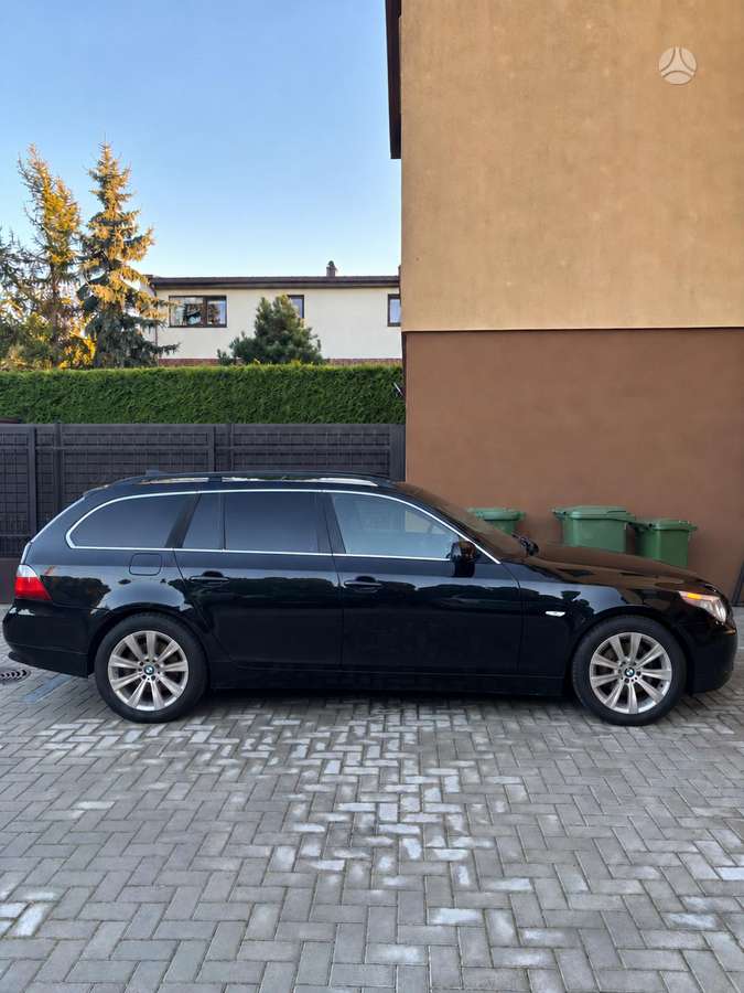 BMW 530 2004 — вигляд ззаду