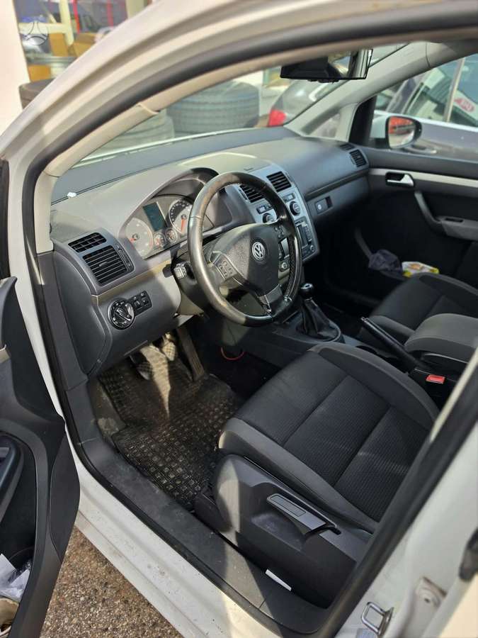 Volkswagen Touran 2009 — photo 9