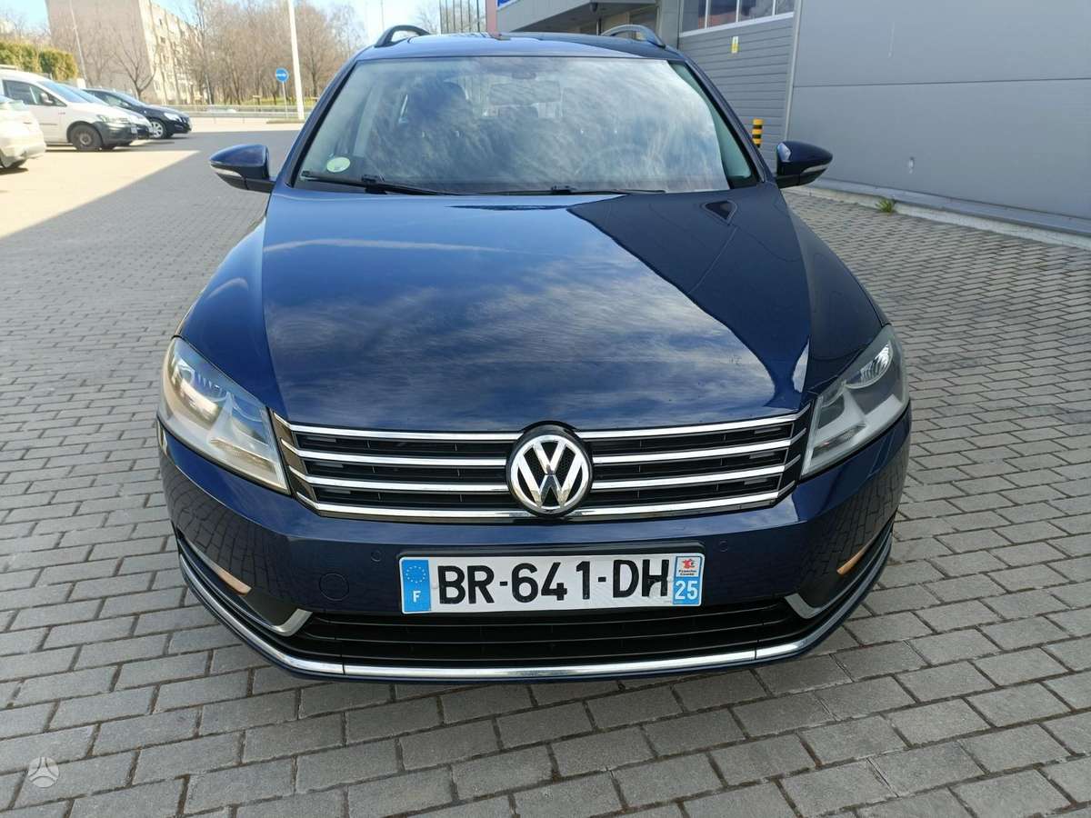 Volkswagen Passat 2011 — вигляд ззаду