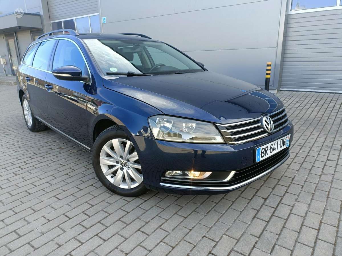 Volkswagen Passat 2011 — салон