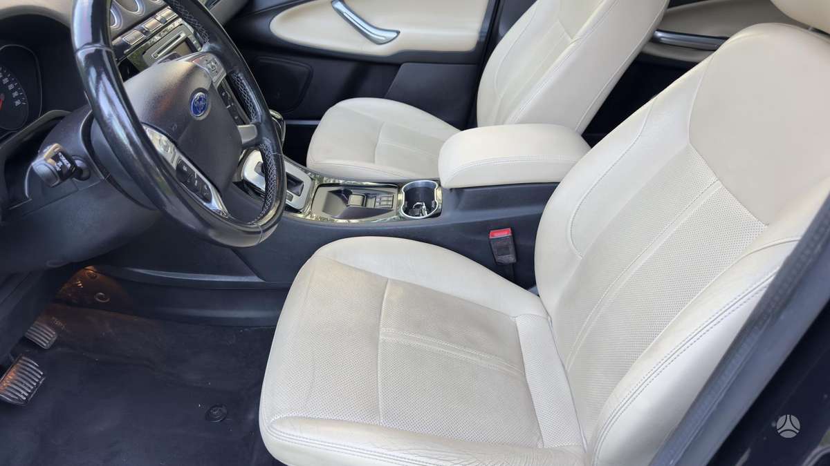 Ford Galaxy 2013 — photo 30