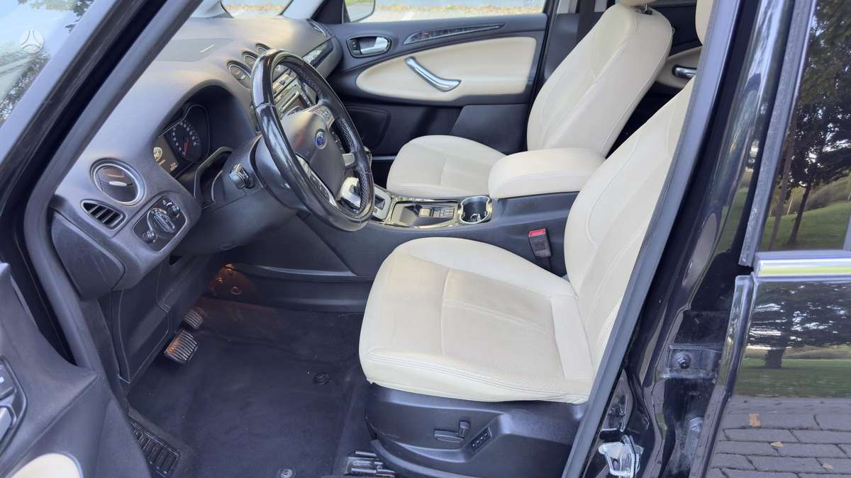 Ford Galaxy 2013 — photo 31