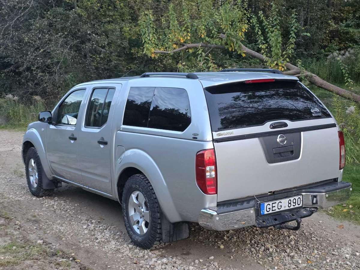 Nissan Navara 2006 — салон