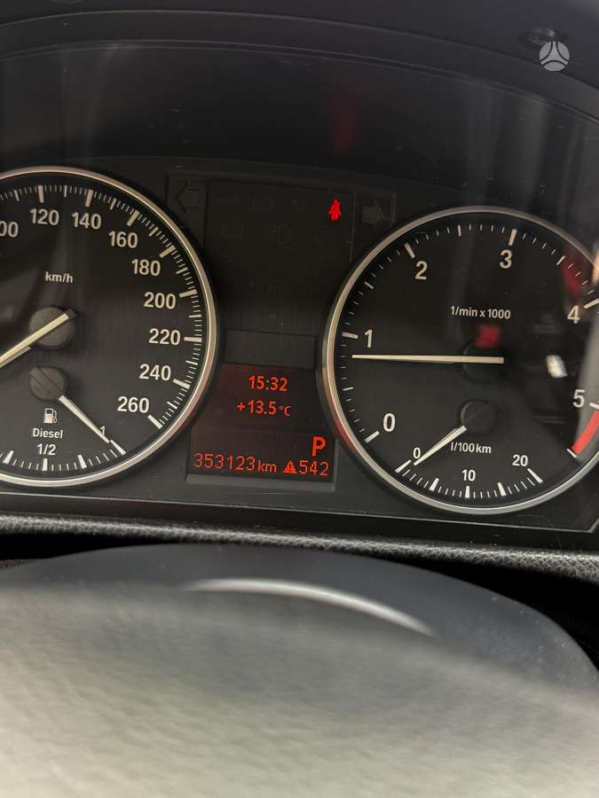 BMW 320 2010 — photo 14