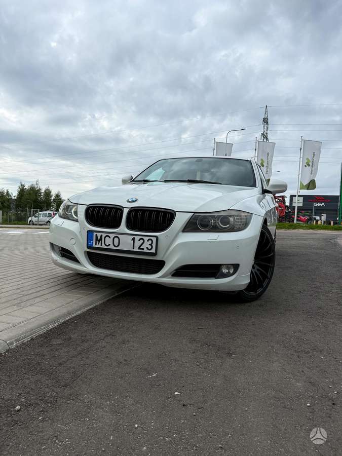BMW 320 2010 — rear view
