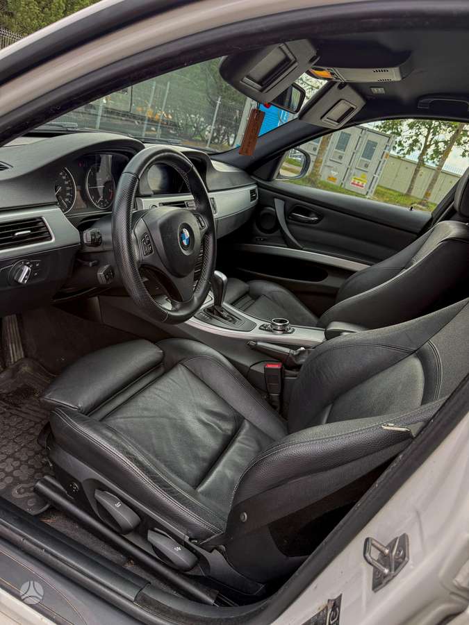BMW 320 2010 — photo 6