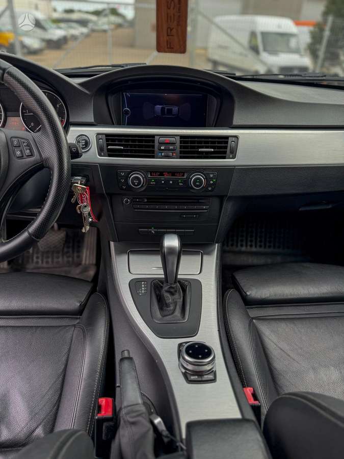 BMW 320 2010 — photo 7