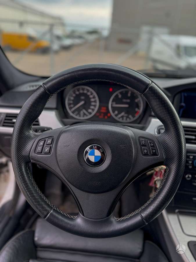 BMW 320 2010 — photo 8