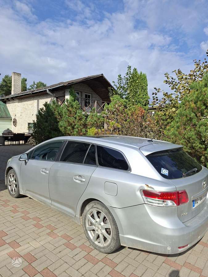Toyota Avensis 2010 — rear view