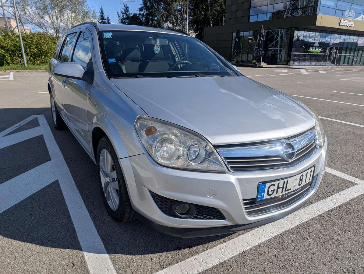 Opel Astra 2008 — rear view
